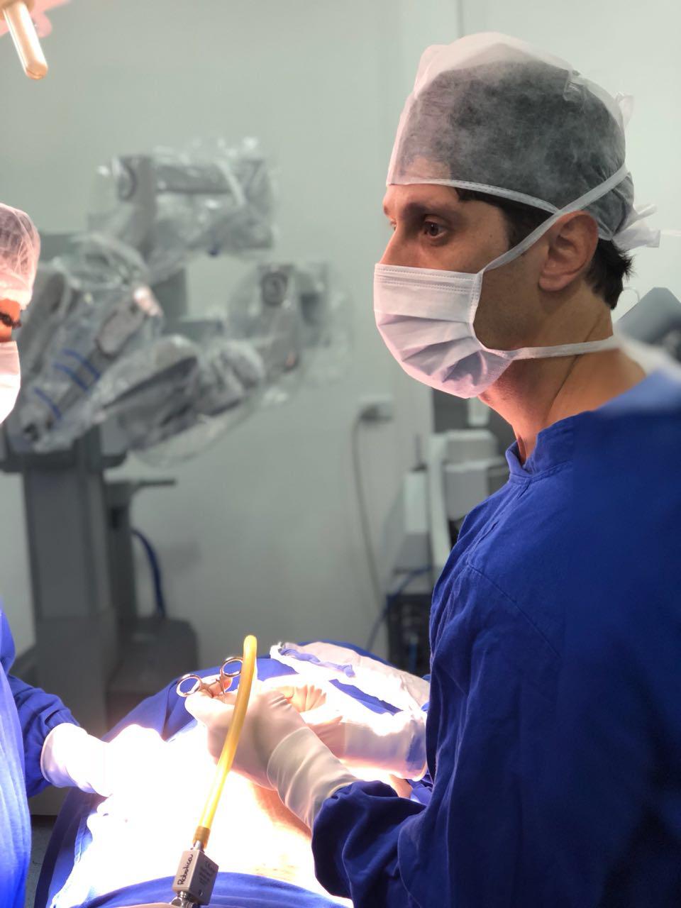 dr giovanni targa realizando cirurgia oncológica robótica